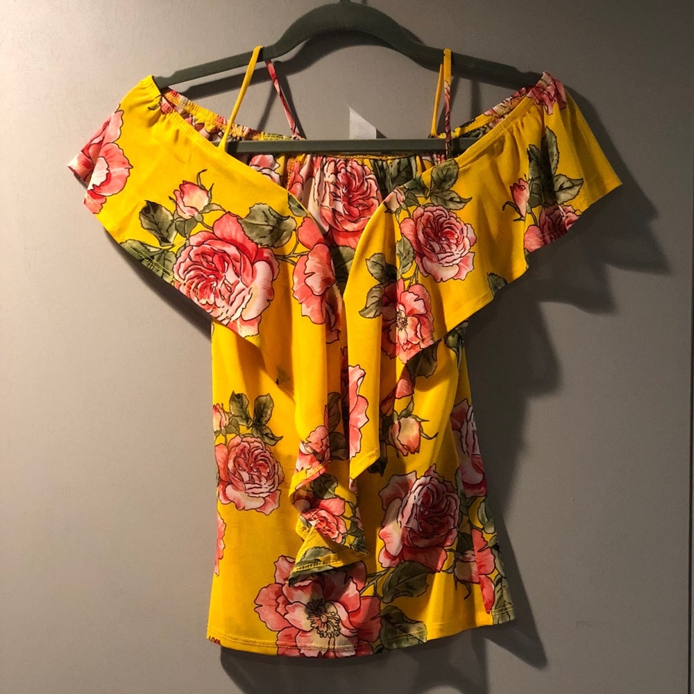 Sexy top! Flattering top
